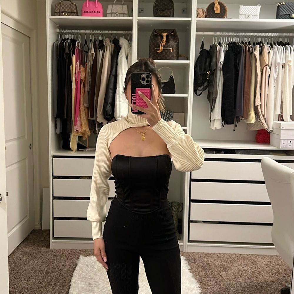 TURTLE NECK LONG SLEEVE CUTOUT